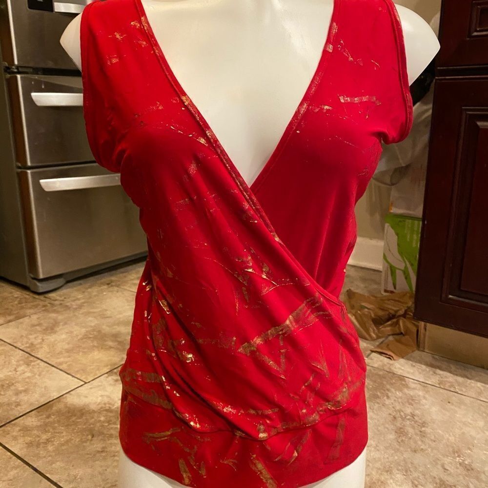 Niche red blouse
